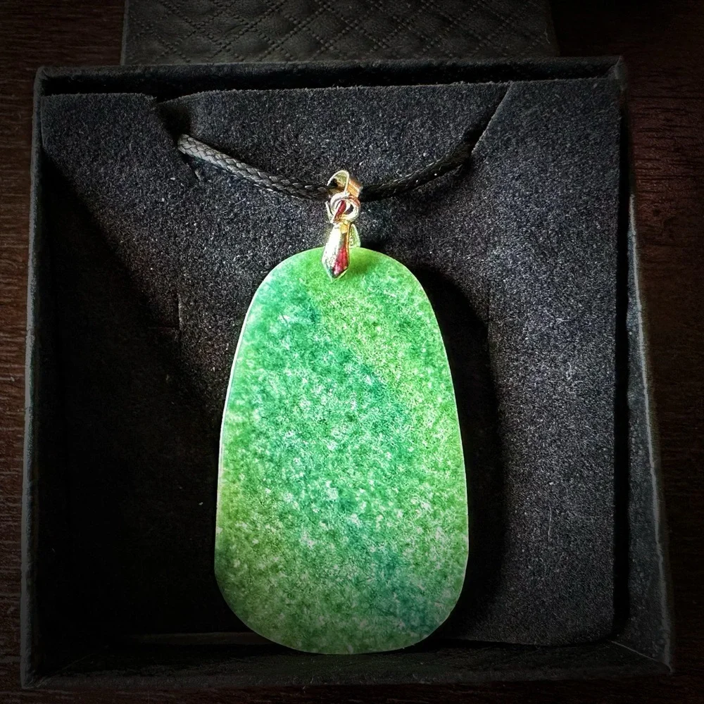 Elegant Green jade Necklace - Picture 2 of 2
